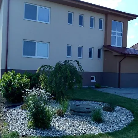 בית הארחה Penzion Oponice Oponice